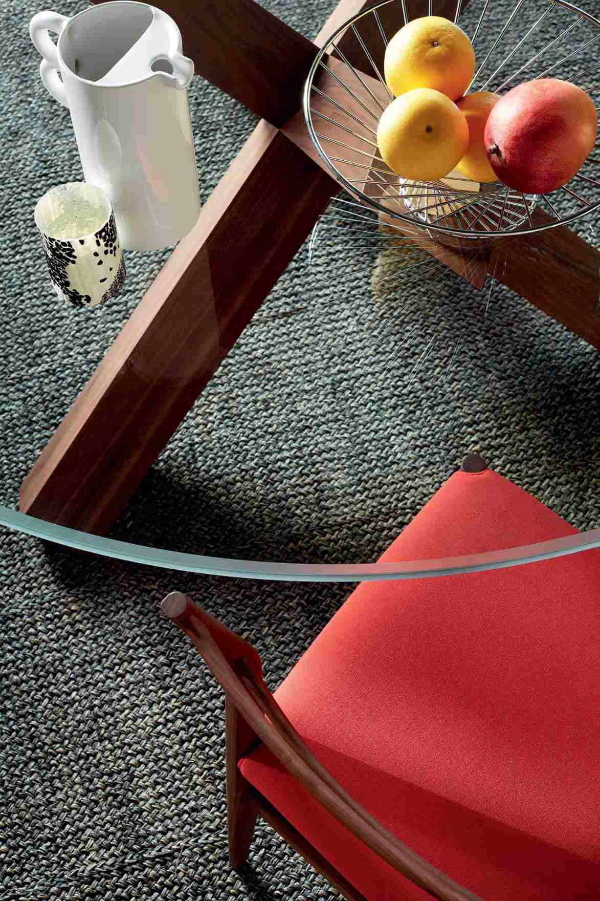 Detailansicht Cassina La Rotonda Esstisch mit Glasplatte, Holzfuß und rotem Stuhl.