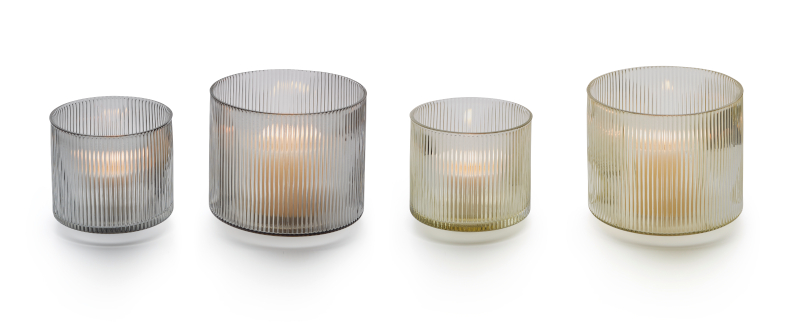 Graue und goldene Windlichter "Line" von Philippi mit brennenden Kerzen auf weißem Hintergrund.