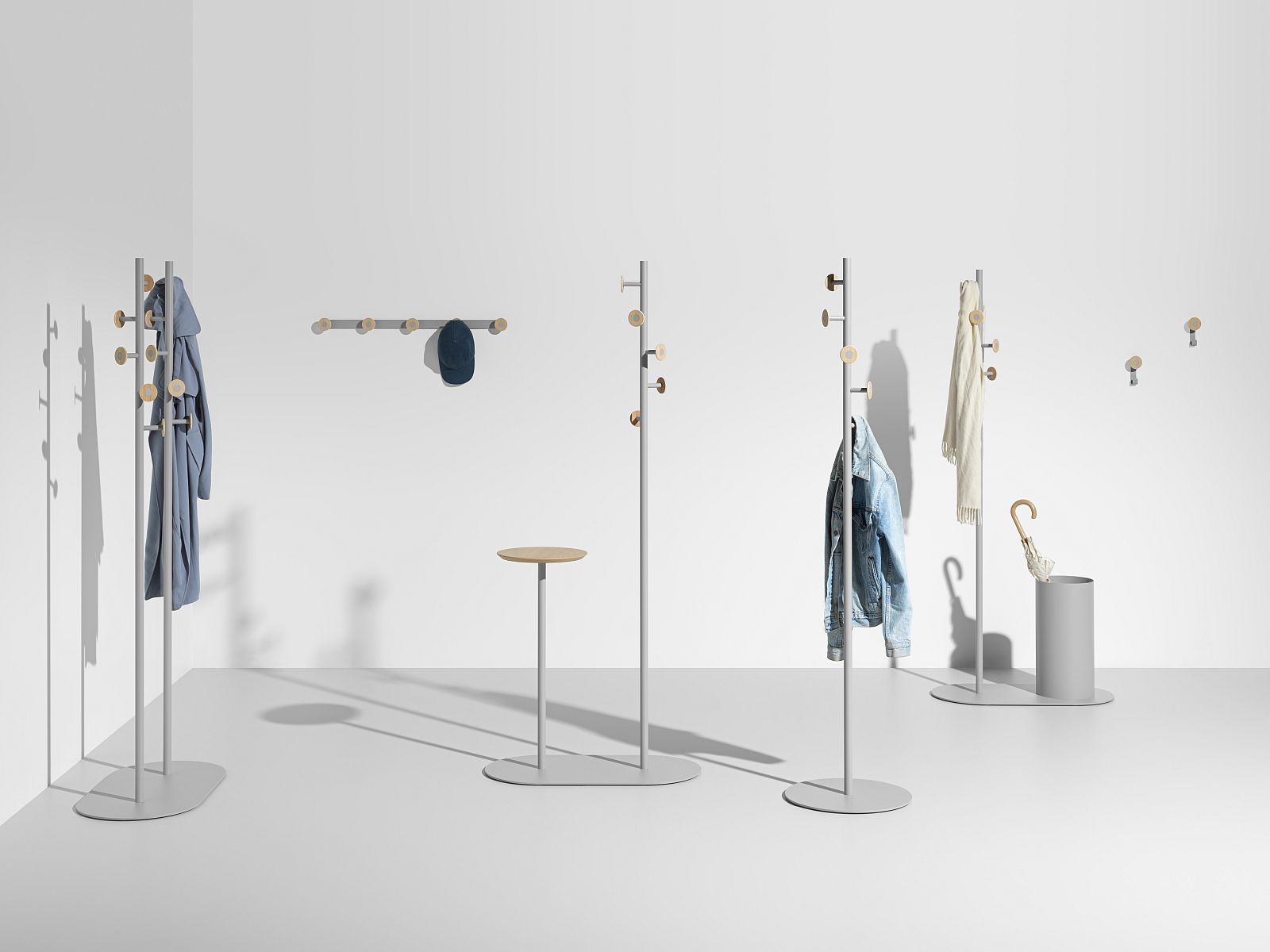 Bloom Coat Rack Garderobenständer von Mizetto: Freistehende Garderobenständer und Wandgarderobe in Grau mit Holzdetails.