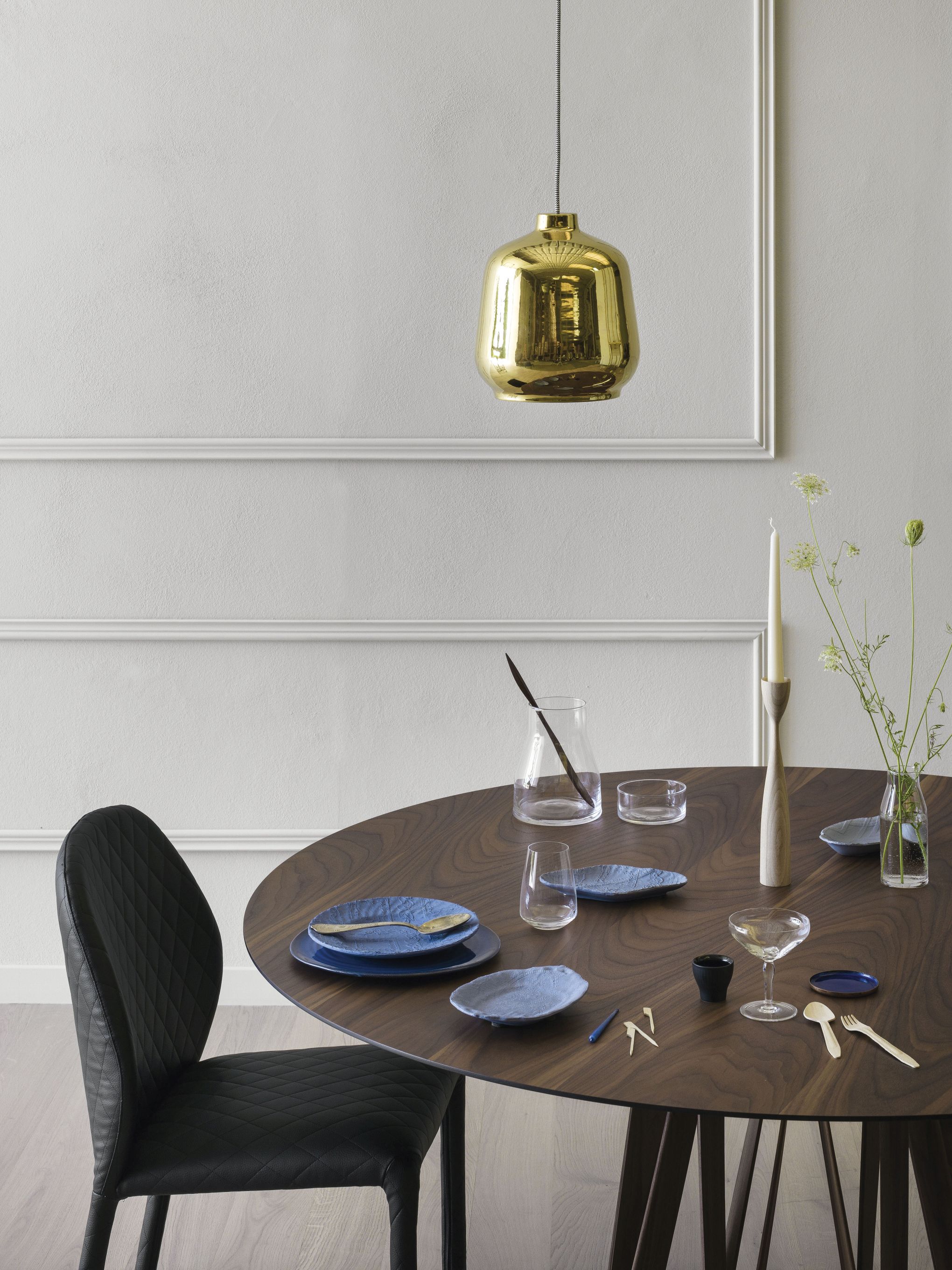 Runder Acco Tisch von Miniforms aus Holz mit gedecktem Tisch und Stuhl.