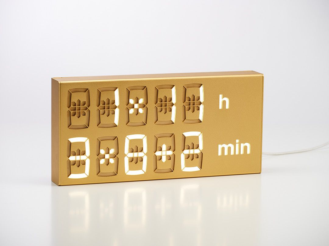 Goldene LED Digitaluhr "Albert Clock" als Tischuhr oder Wanduhr mit floralen Ziffern.