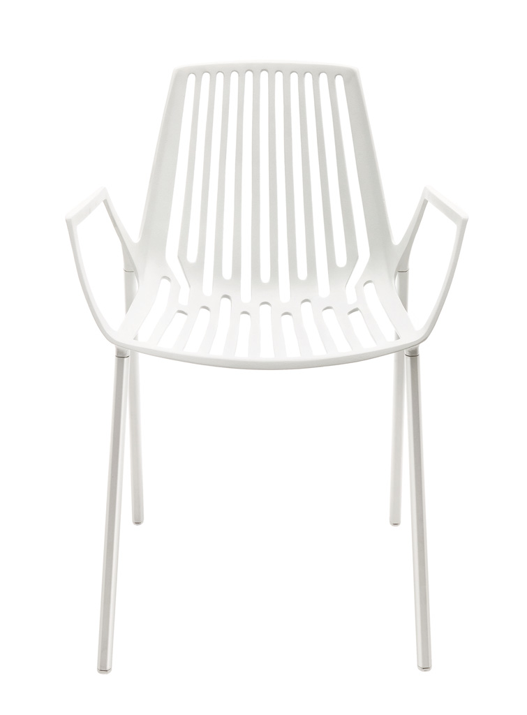 Weißer Rion Outdoor Sessel mit Armlehnen und Lattenstruktur, ideal für Garten und Terrasse.