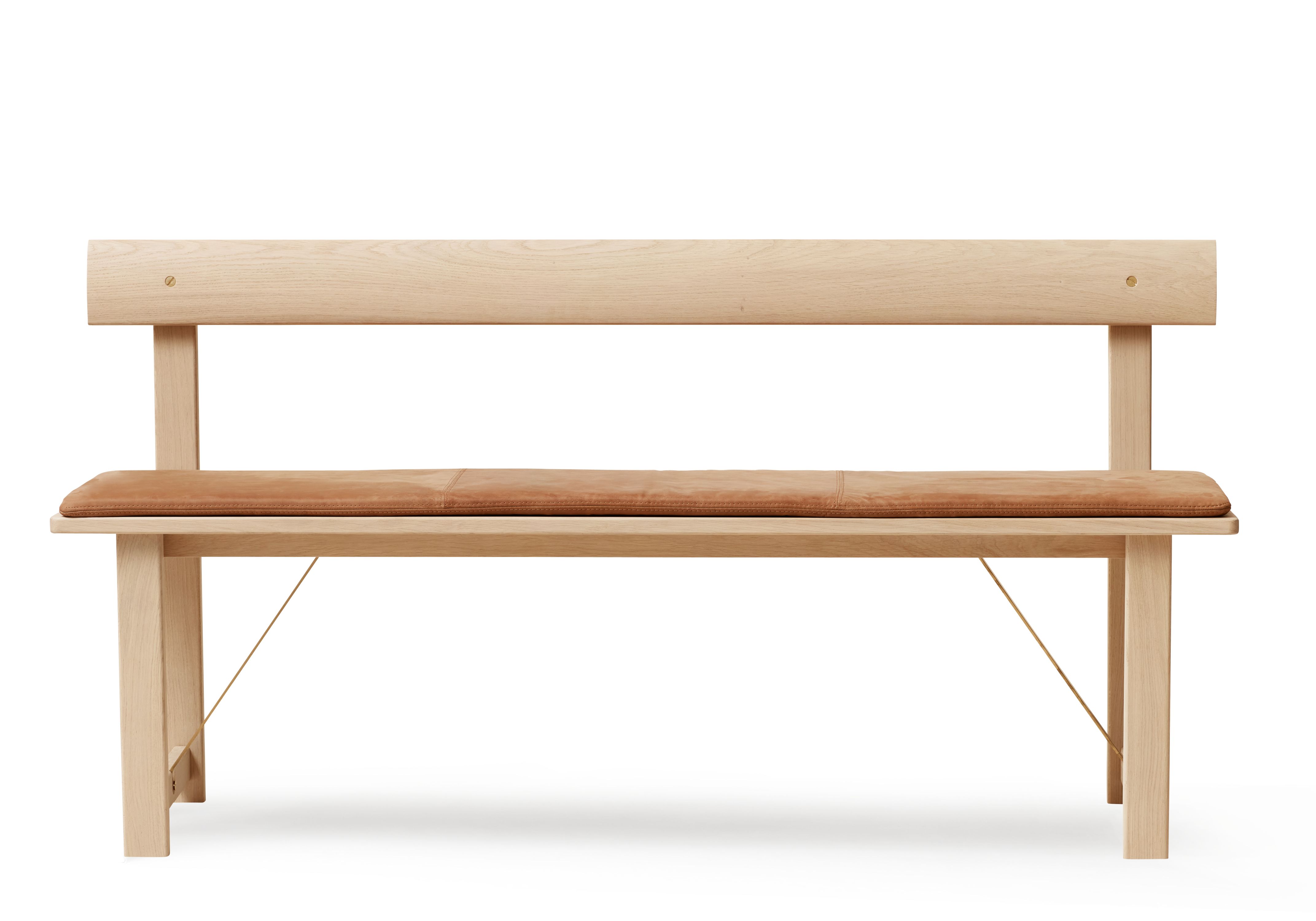 Position Kissen für Sitzbank von Form & Refine: Helle Holzbank mit braunem Lederkissen.