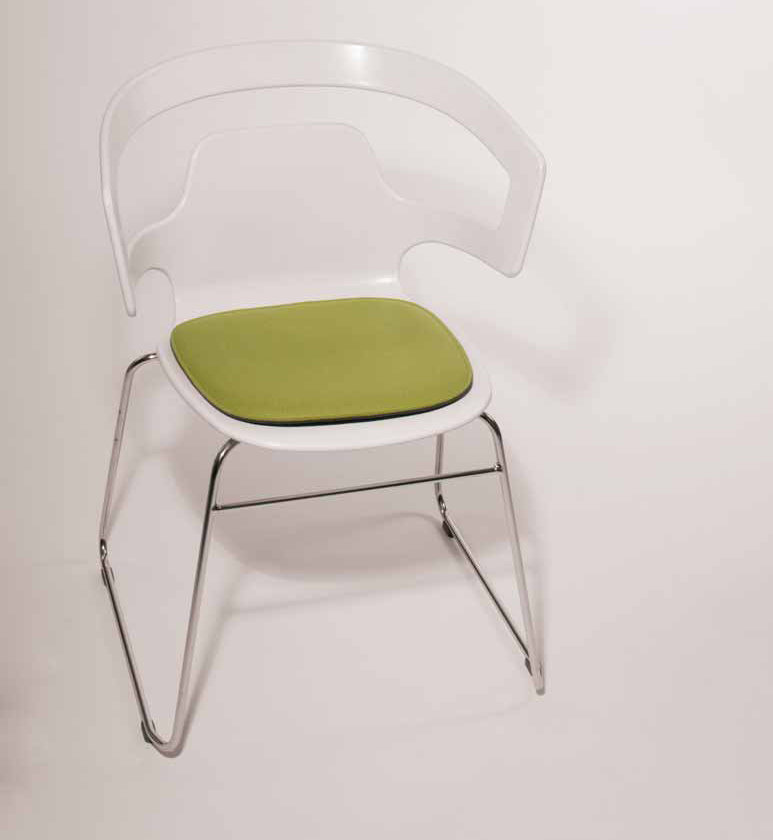 Grüne Filz Sitzauflage für Segesta Stuhl von Häberli Parkhaus Berlin auf weißem Stuhl.