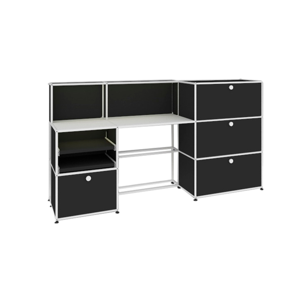 Schwarzer USM Haller Schreibtisch mit Regalen und Schubladen für einen modernen Arbeitsplatz.