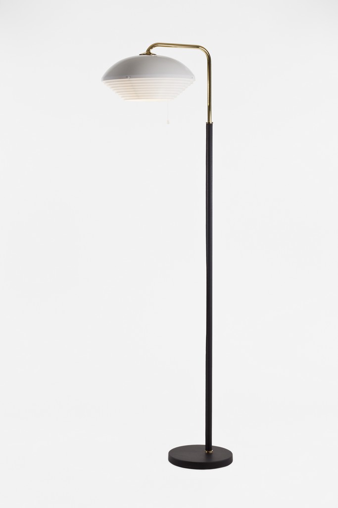 A811 Artek Stehleuchte mit weißem Lampenschirm und schwarzem Fuß für Wohnzimmer und Büro.