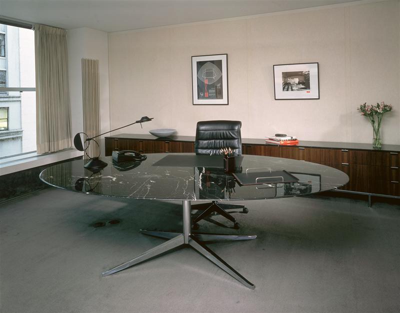 Florence Oval Table von Knoll International mit schwarzer Marmorplatte und Chromfuß.