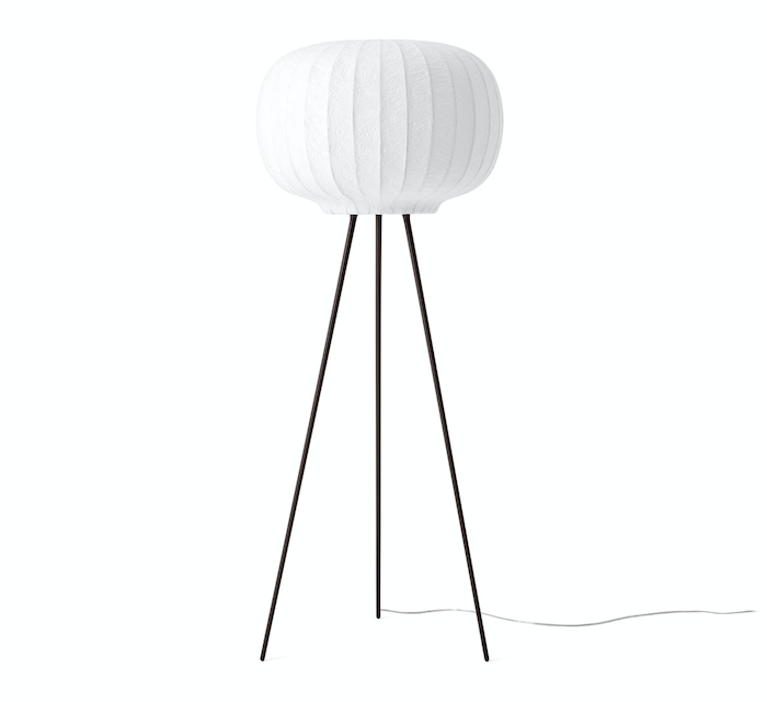 Vipp Paper Floor Lamp Stehleuchte mit dunklem Eichenholz-Dreibein und weißem Papierschirm.
