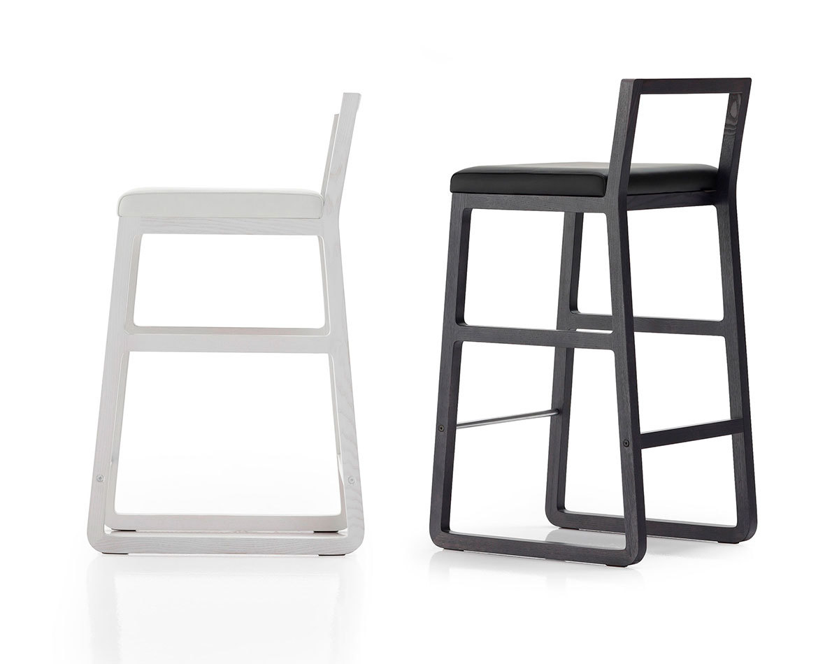 Midori Hocker von Sancal in Weiß und Schwarz, moderne Barhocker aus Holz.