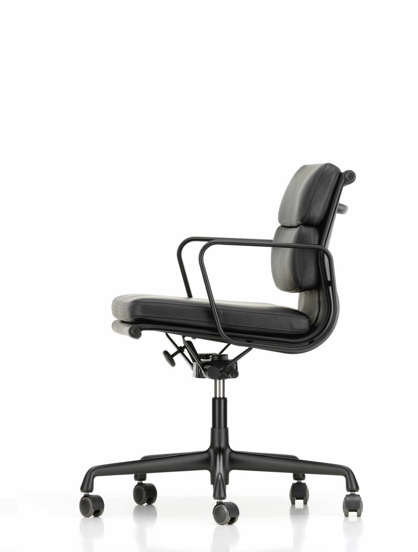 Schwarzer Soft Pad Chair EA217 von Vitra, ein Bürostuhl mit Lederpolsterung und Armlehnen.