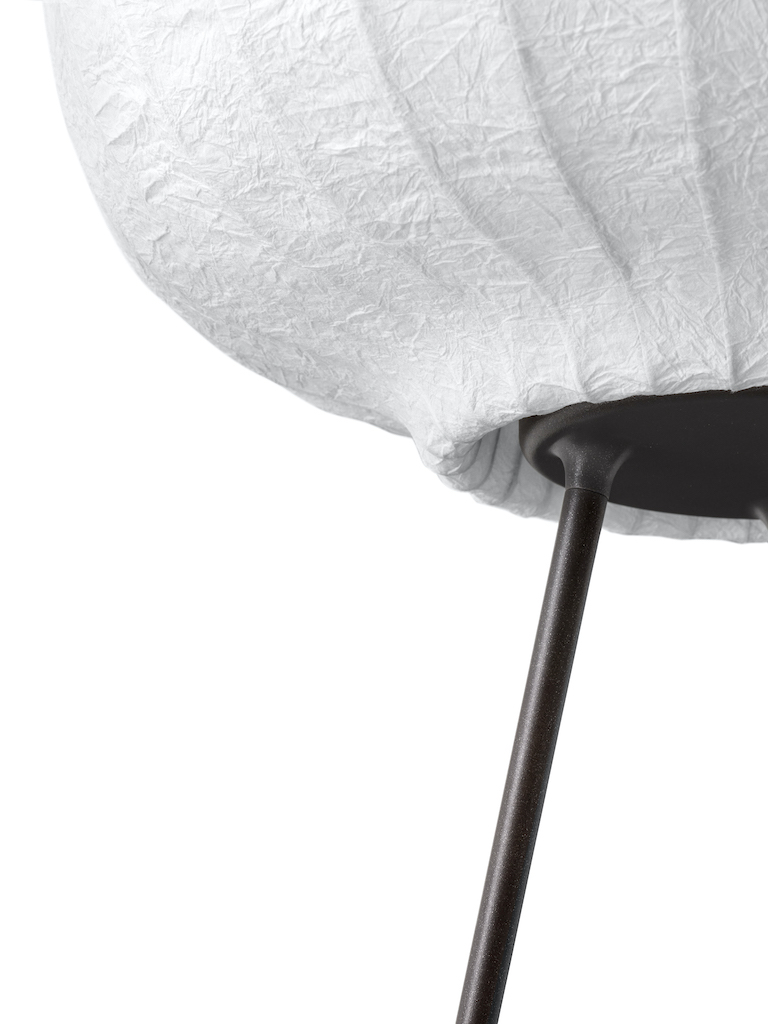 Detailaufnahme der Vipp Paper Floor Lamp Stehleuchte mit dunklem Eichenfuß und Papierschirm.