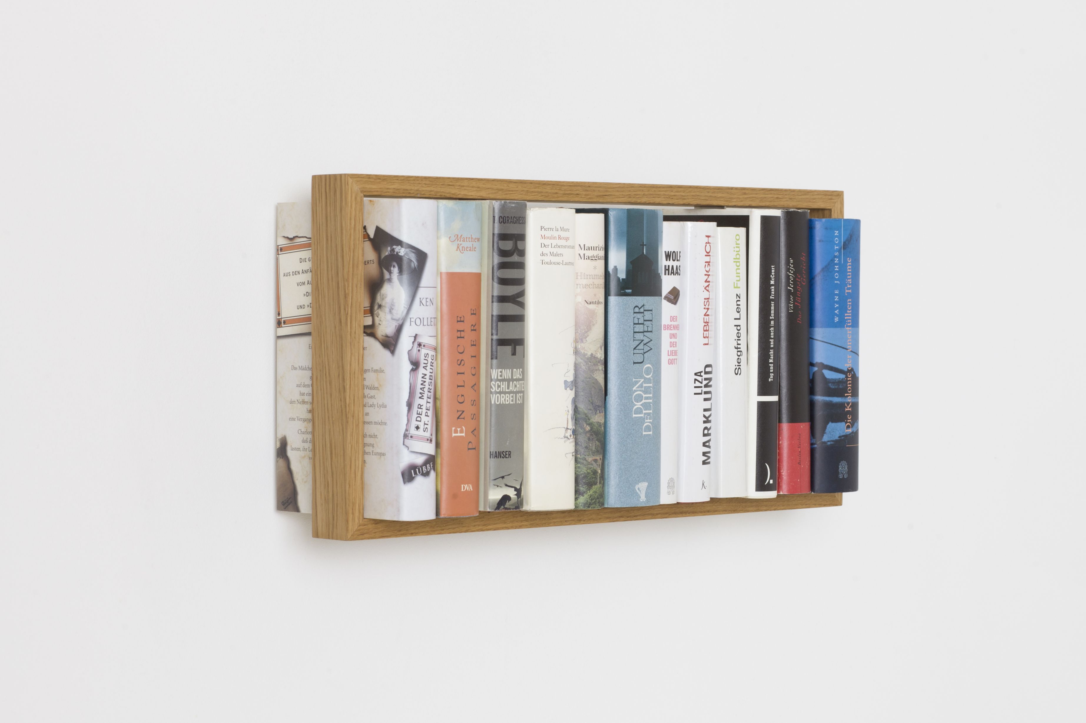 Regal b5 Eiche, das kleine b: Wandregal aus Eichenholz mit Büchern, Bücherregal, modernes Design.