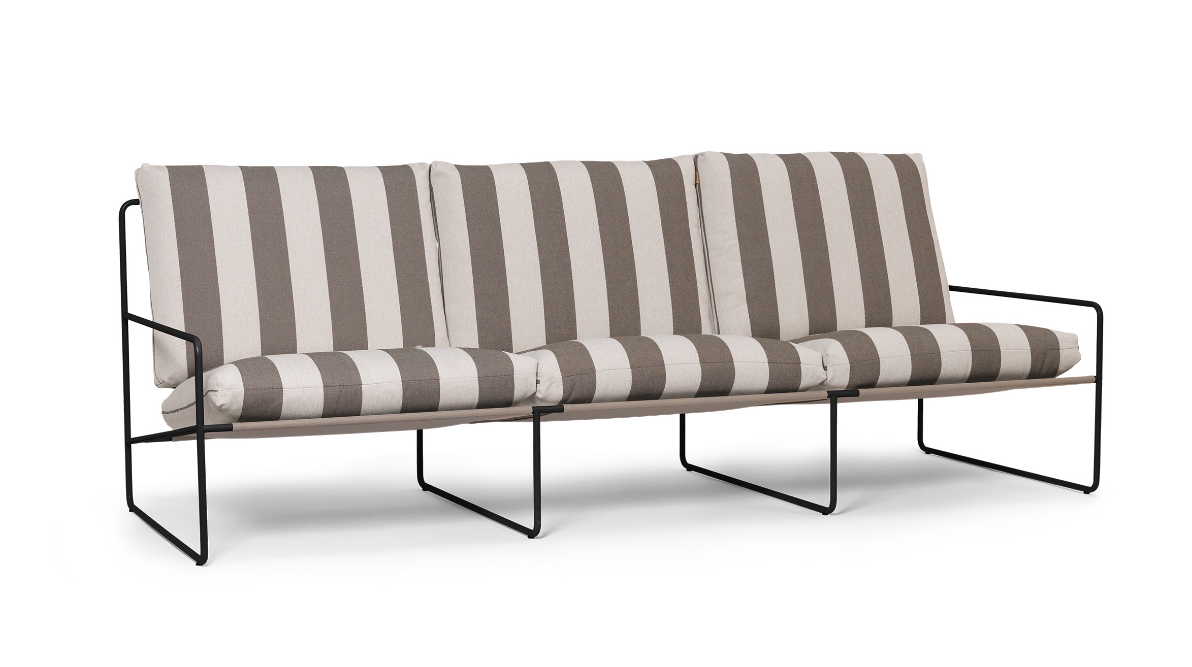 Desert 3-Sitzer Outdoor Sofa von Ferm Living mit schwarzem Gestell und gestreiften Kissen.