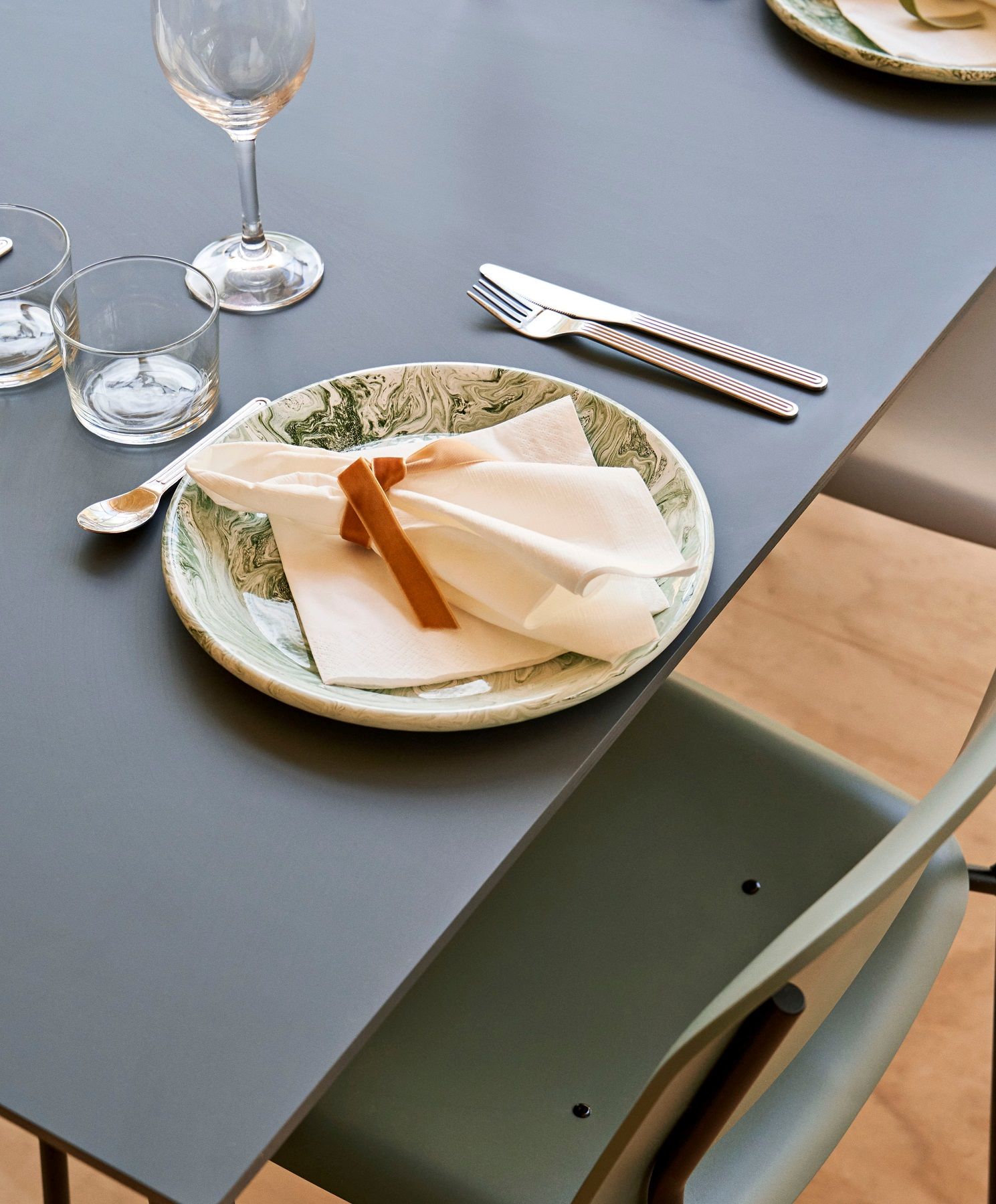 Nahaufnahme des CPH Deux 210 Tisch von Hay, gedeckt mit Geschirr und Besteck. Graue Tischplatte.