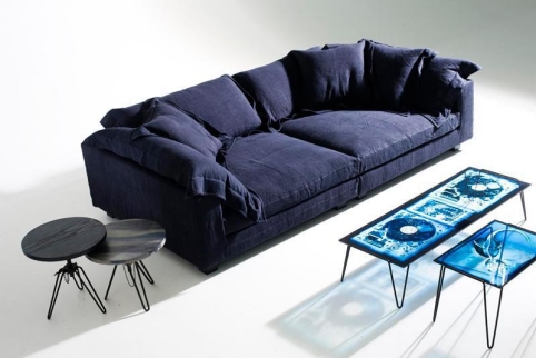 Blaues Sofa mit Kissen und Tischen. Nebula Nine Kissen von Moroso Diesel.
