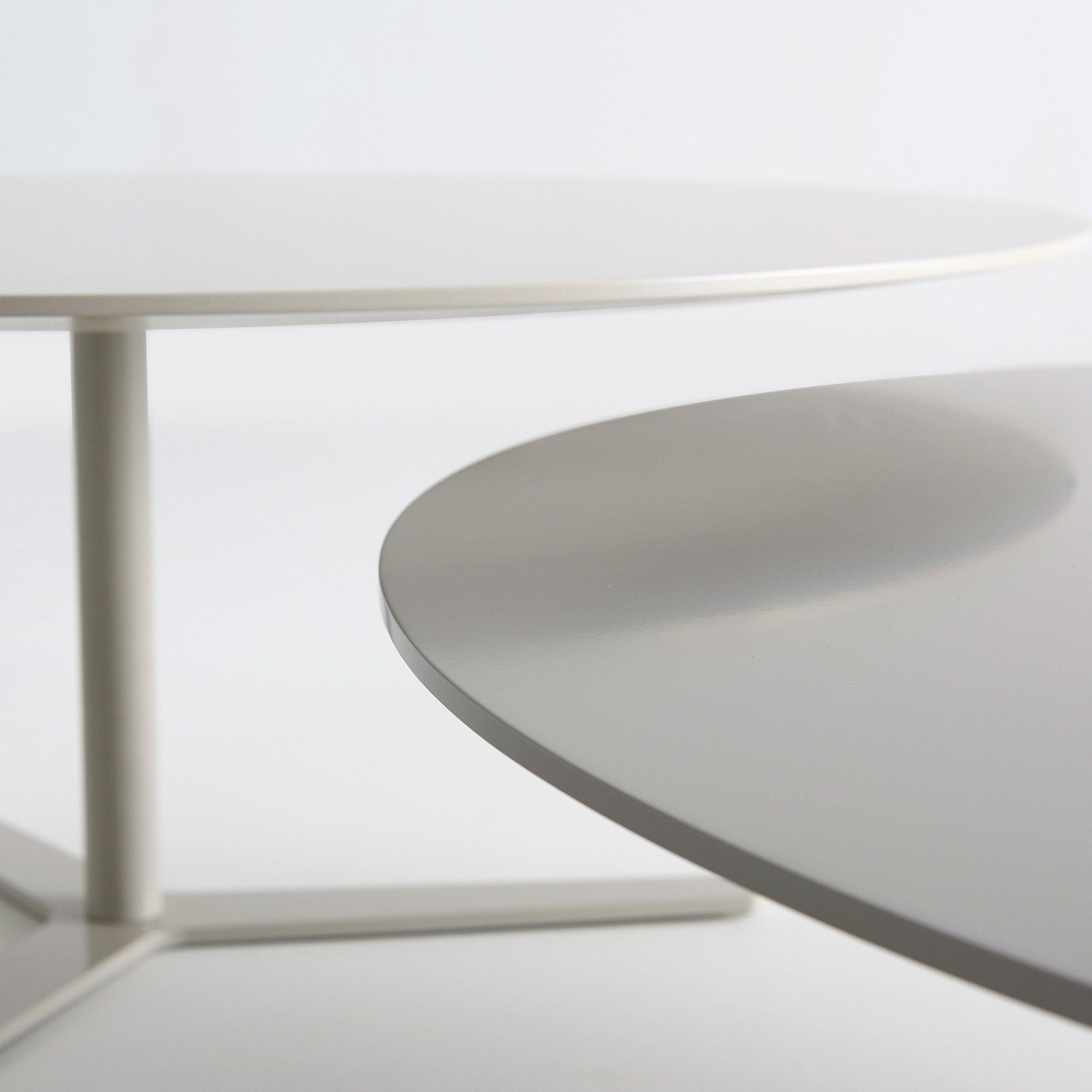 Detailaufnahme des Tre90 Couchtisches von Mox, ein moderner, runder Beistelltisch in neutralen Farben.