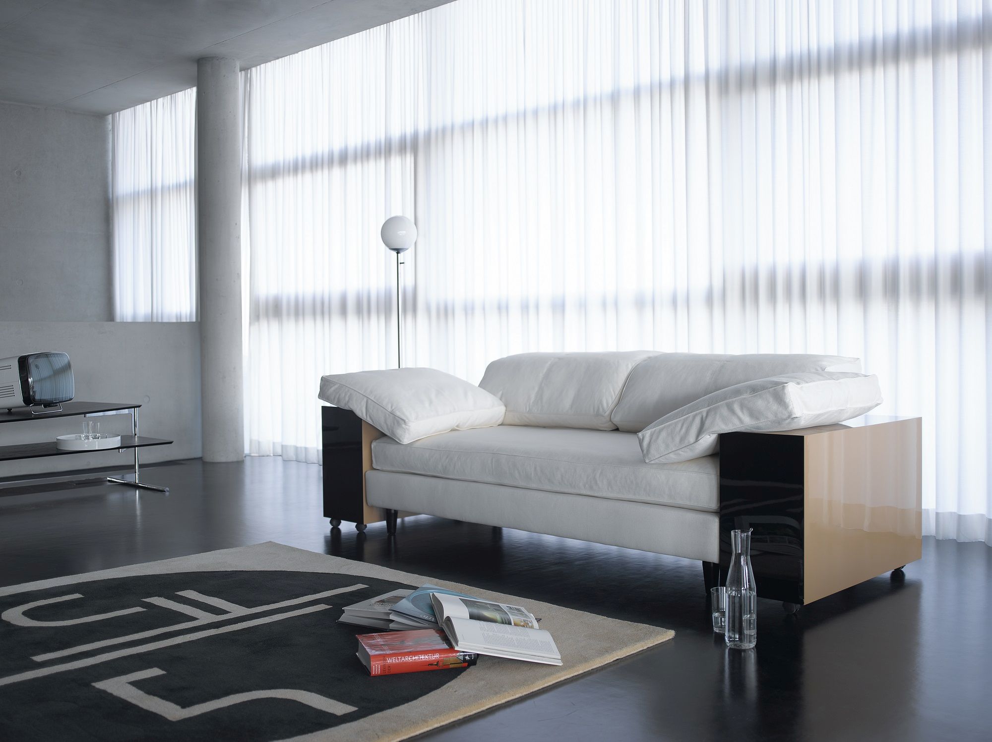 Helles Lota Sofa von Classicon im modernen Wohnzimmer mit Designermöbeln und Teppich.