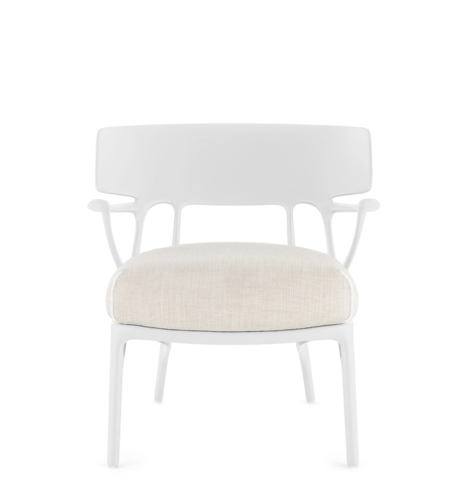 Weißer A.I. Lounge Sessel Panamino Basic von Kartell mit beiger Sitzfläche, Frontansicht. Designstuhl für Wohnzimmer.