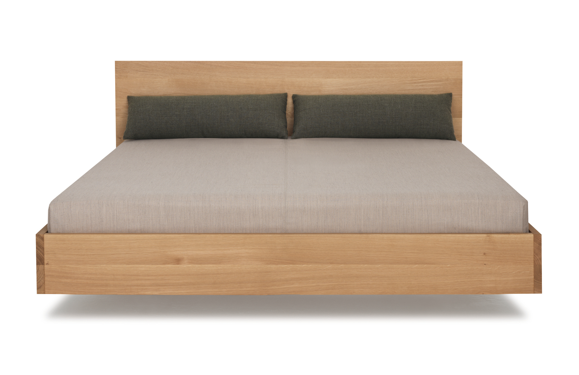 Simple HI Holzbett: Bett 160x200 cm aus hellem Holz mit zwei Kissen.