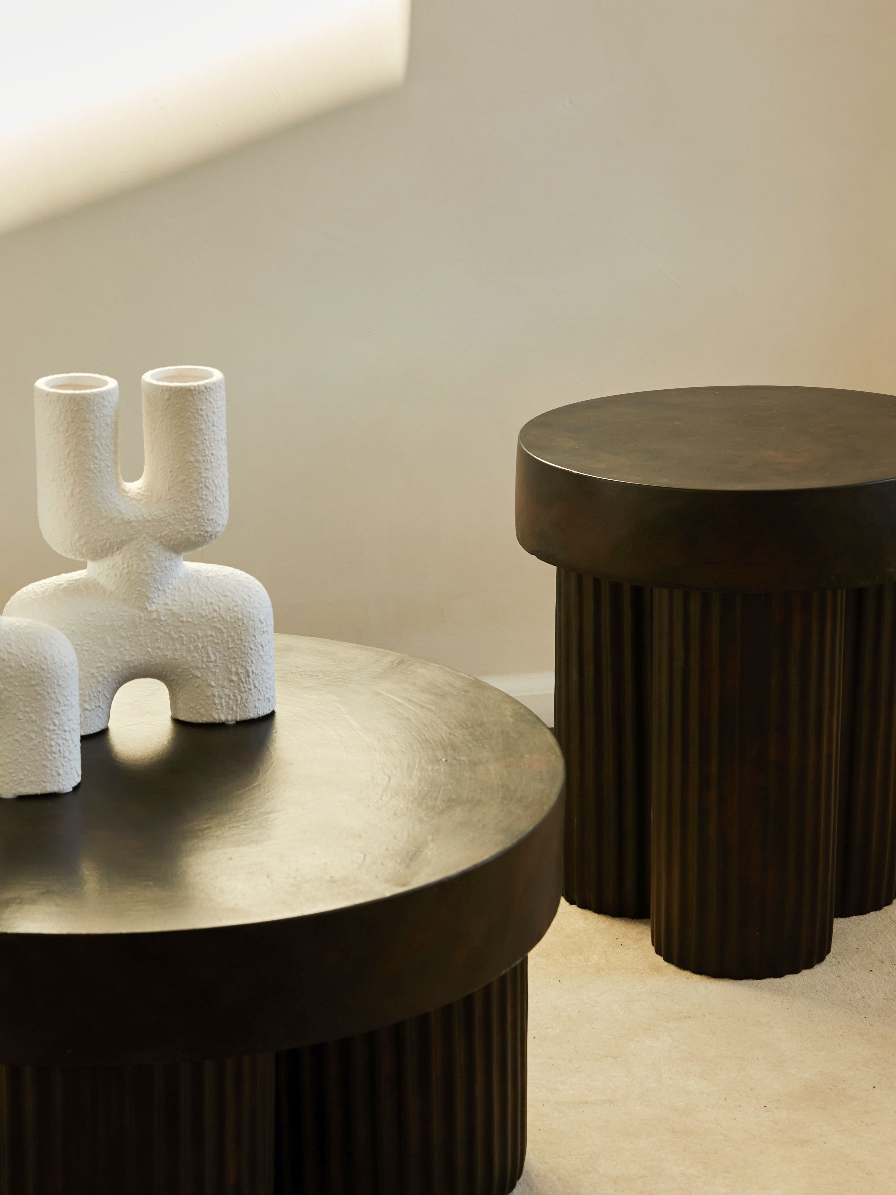 Norr11 Gear Beistelltisch aus dunklem Holz, runder Couchtisch mit geriffelter Basis. Modernes Möbeldesign.