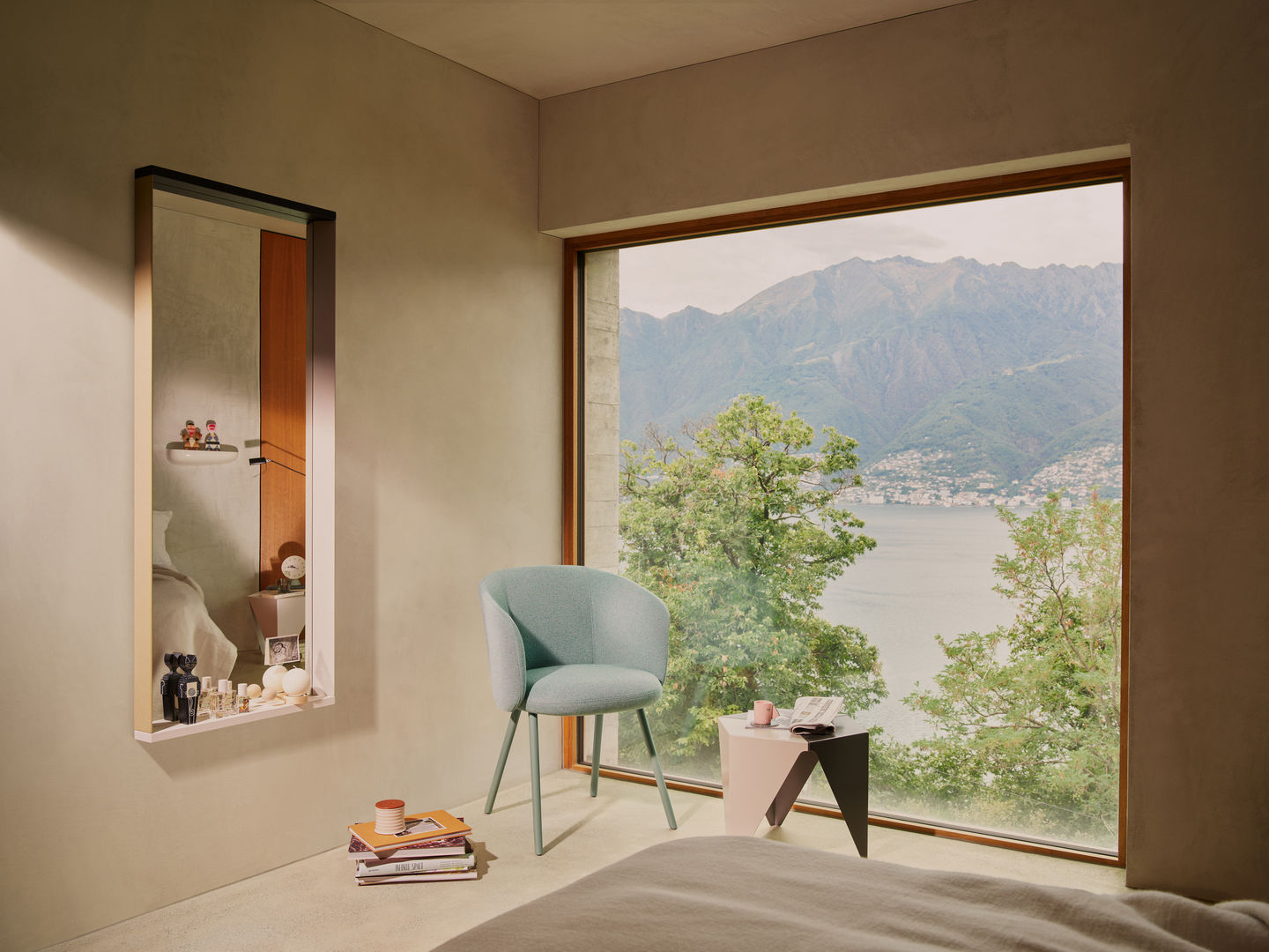 Heller Raum mit blauem Mikado Side Chair Stuhl von Vitra, Design Stuhl mit Blick auf See.