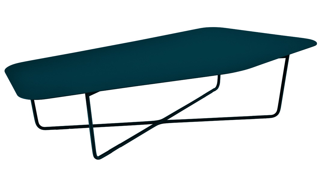 Ultrasofa niedriger Outdoor-Tisch von Fermob, dunkelblau, mit minimalistischem Design und filigranem Metallgestell.