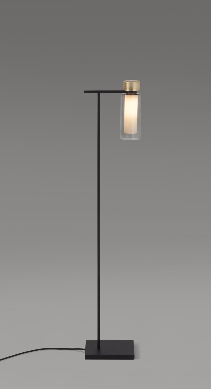 Schwarze Osman Stehleuchte von Tooy mit zylindrischem Lampenschirm aus Glas und Messingdetails.