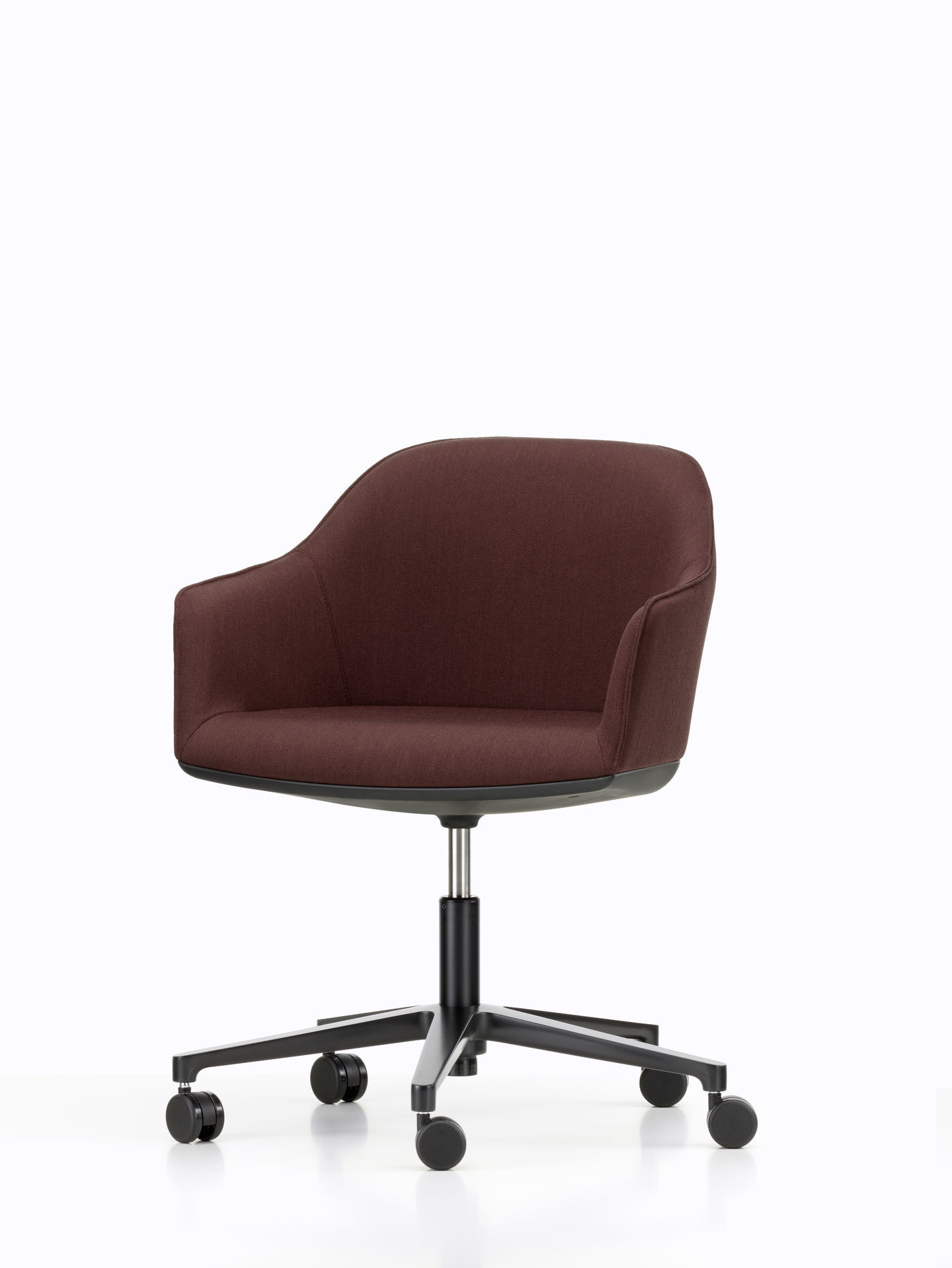 Brauner Vitra Softshell Chair Drehstuhl mit Fünfsternfuß und Rollen auf weißem Hintergrund.