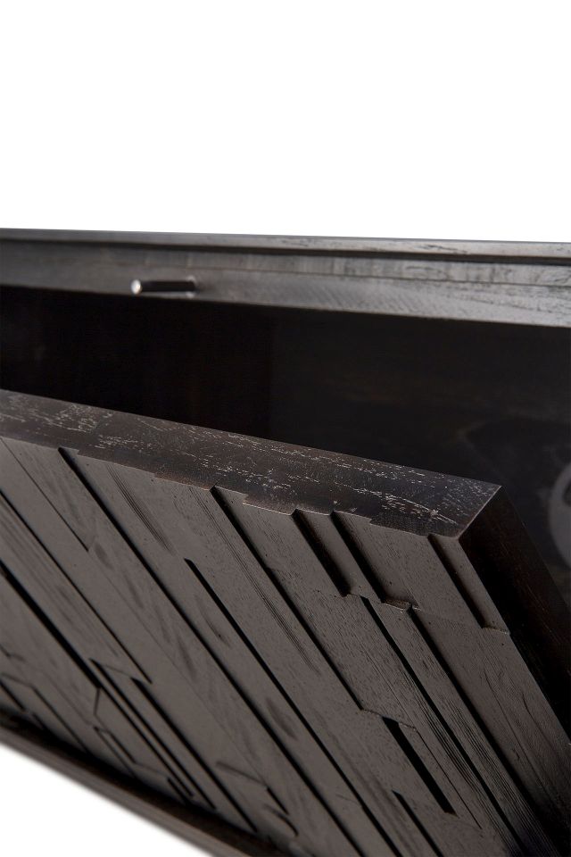 Detailaufnahme: Geöffnete Tür vom Ethnicraft Mosaic TV-Möbel aus dunklem, gemustertem Holz.