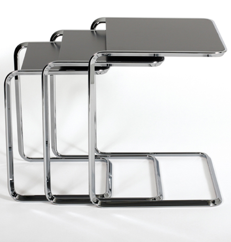 K3A Satztische Tetca: Drei ineinander geschobene, moderne Beistelltische mit Chromgestell und schwarzer Tischplatte.