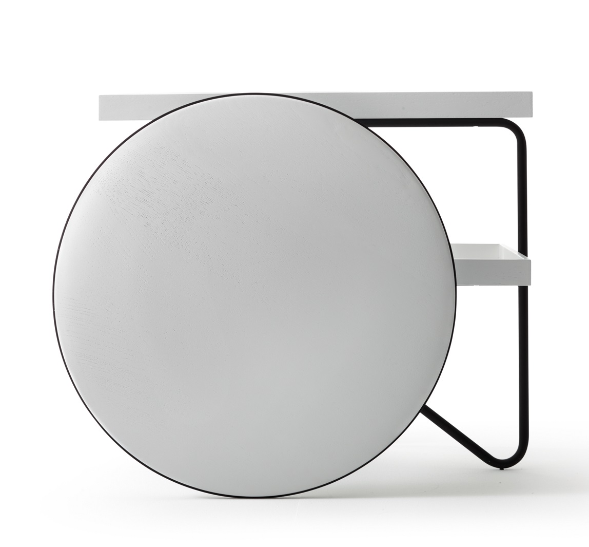 Weißer Chariot Servierwagen von Casamania Horm mit runder Ablage und schwarzem Gestell. Moderner Beistelltisch für Wohnzimmer.