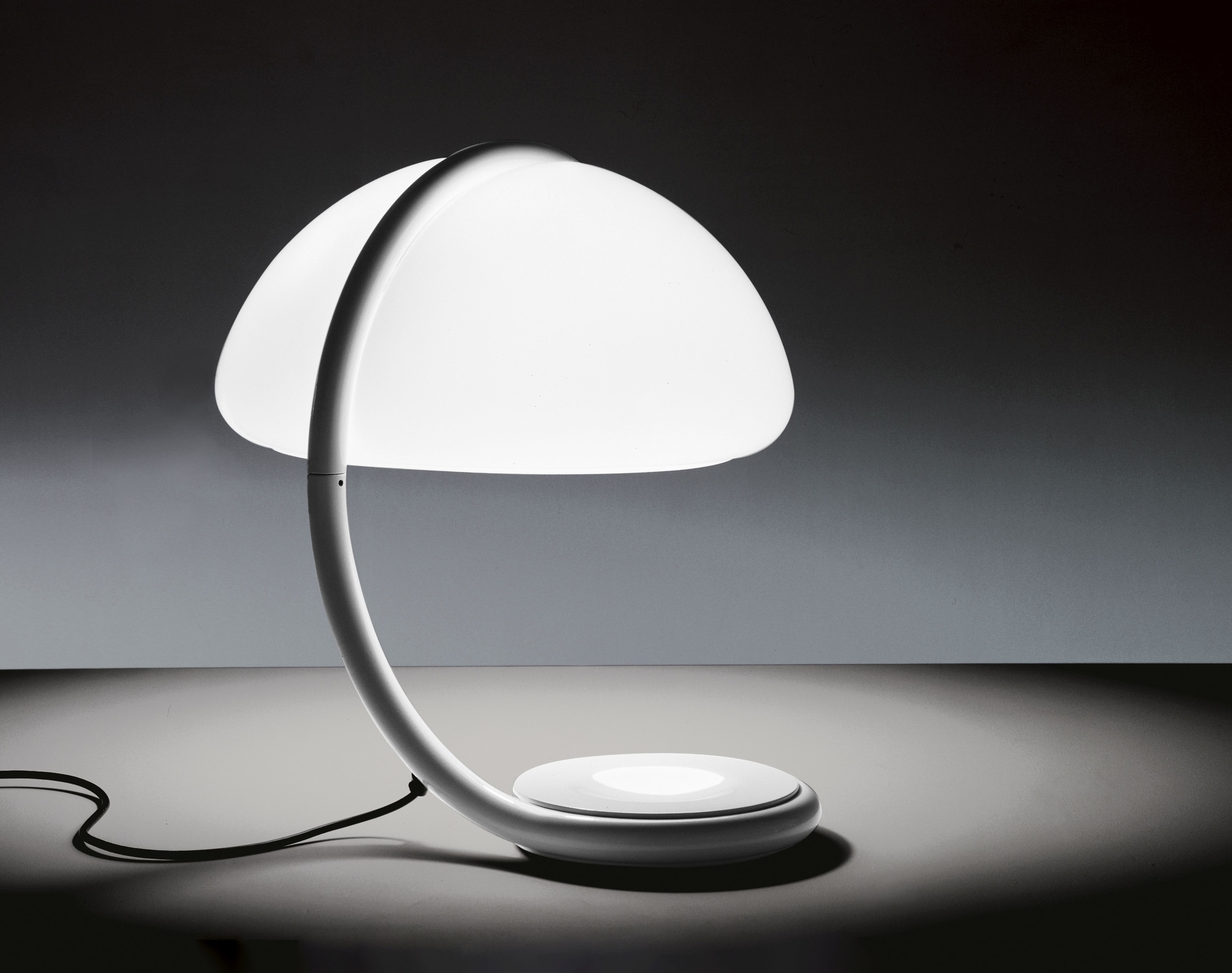 Serpente Tischleuchte von Martinelli Luce, moderne Designleuchte mit geschwungenem Arm und hellem Schirm.