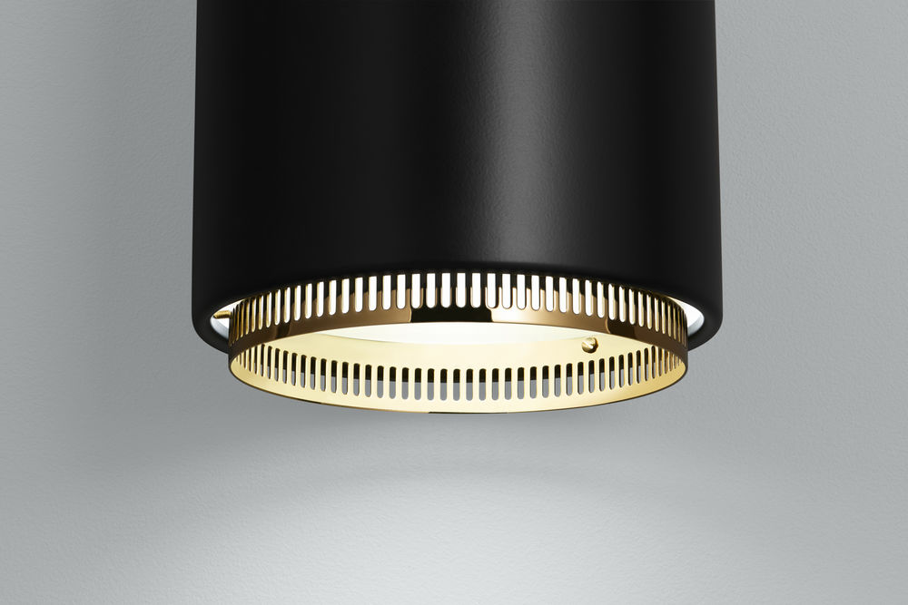 Detailaufnahme der A110 Pendelleuchte von Artek mit schwarzem Schirm und goldenem Ring.