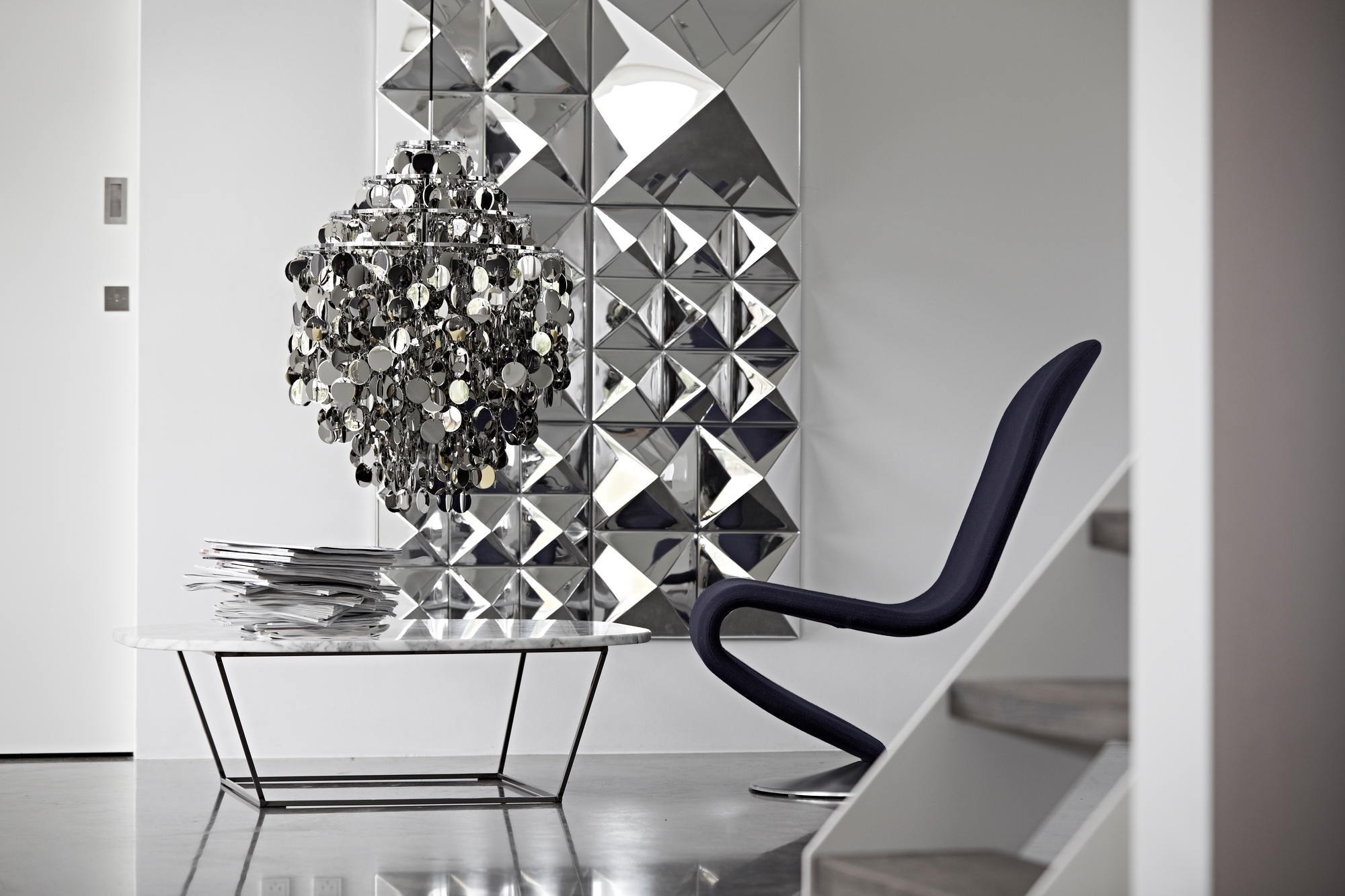 Verpan Mirror Sculptures Spiegelwand und Disc Lampe über Marmortisch in modernem Interieur.