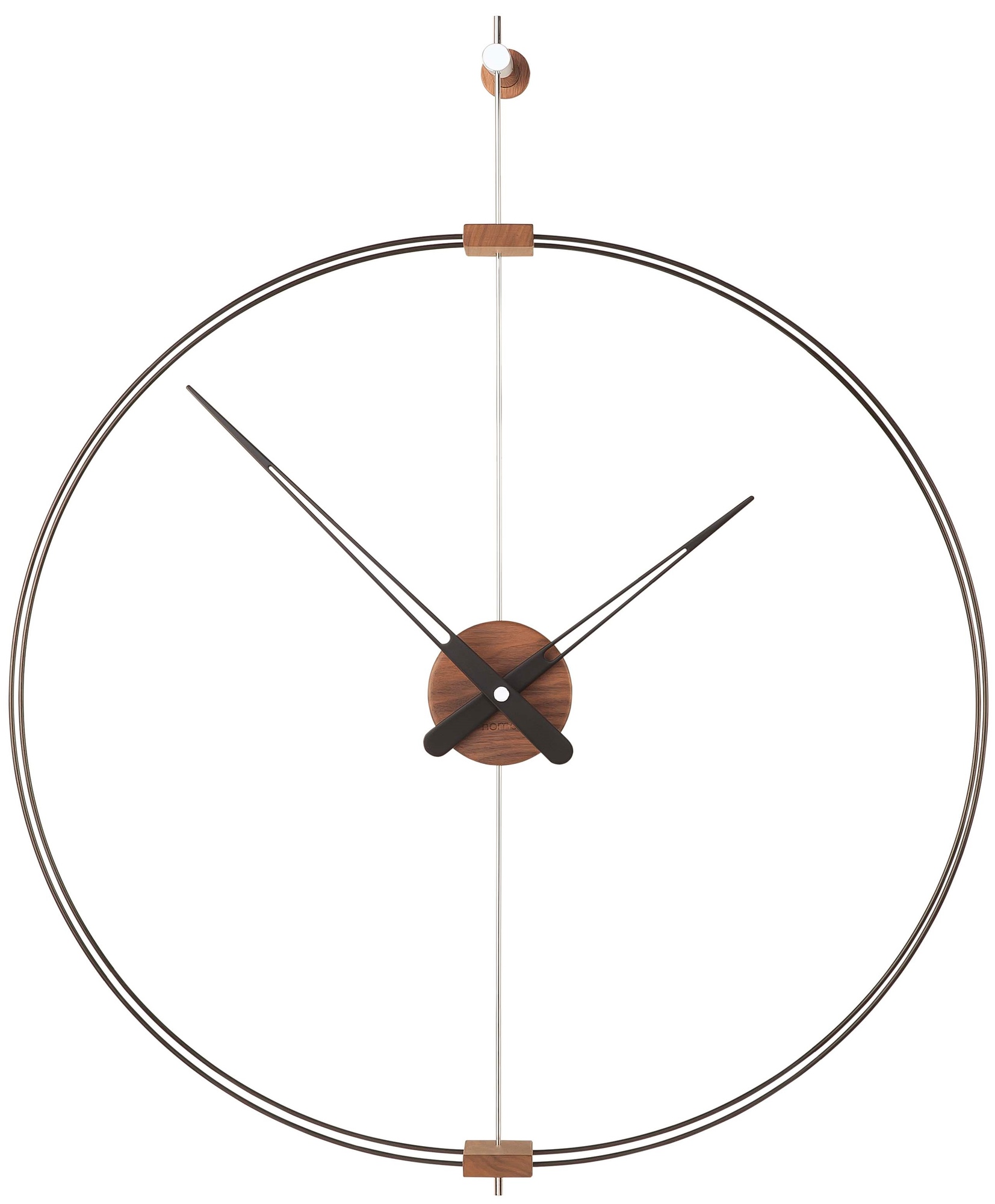 Nahaufnahme der modernen Mini Barcelona Wanduhr von Nomon mit Holzdetails.