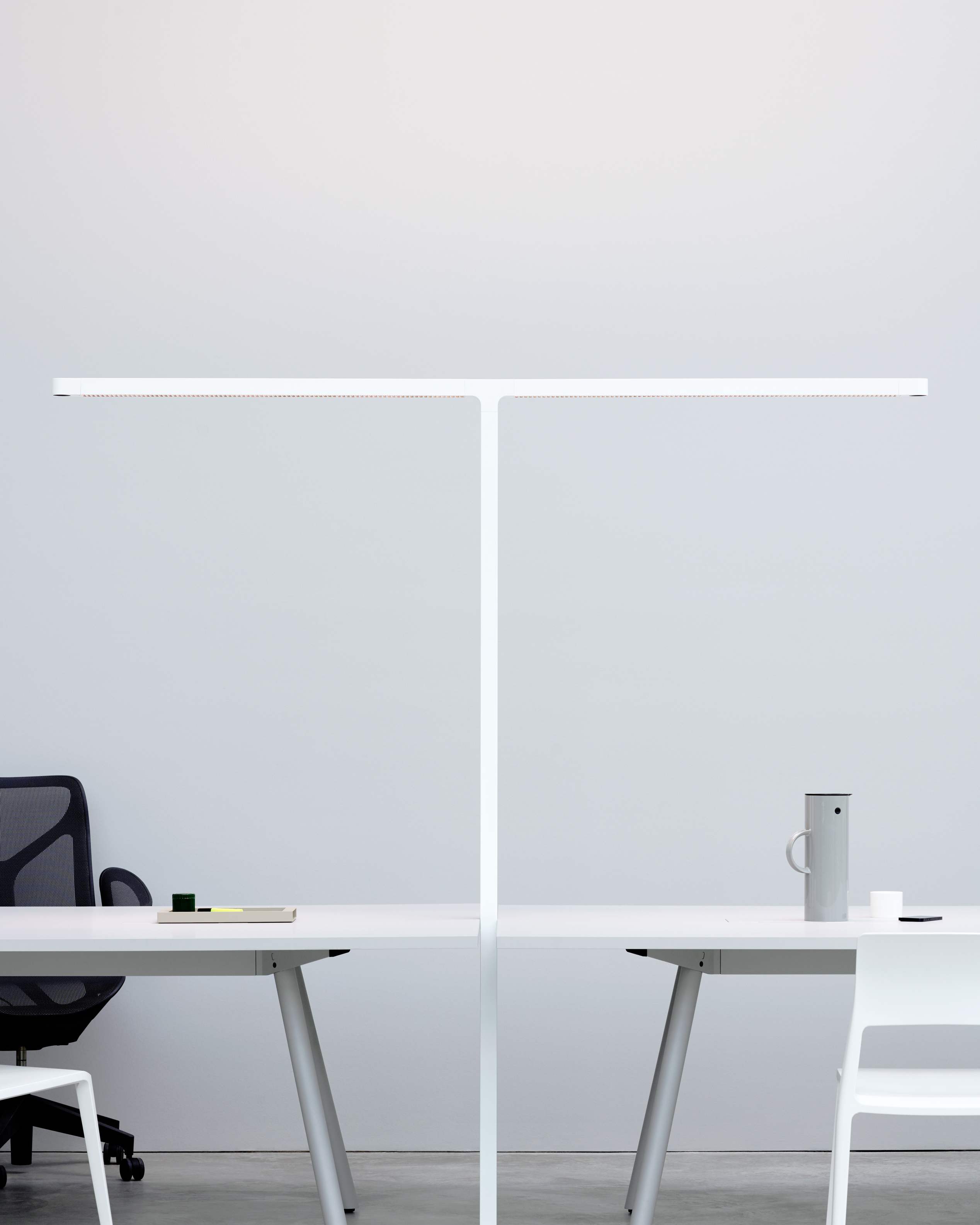 Team Cowork Stehleuchte in Grau über zwei Schreibtischen im Büro, modernes Design für Coworking Spaces.