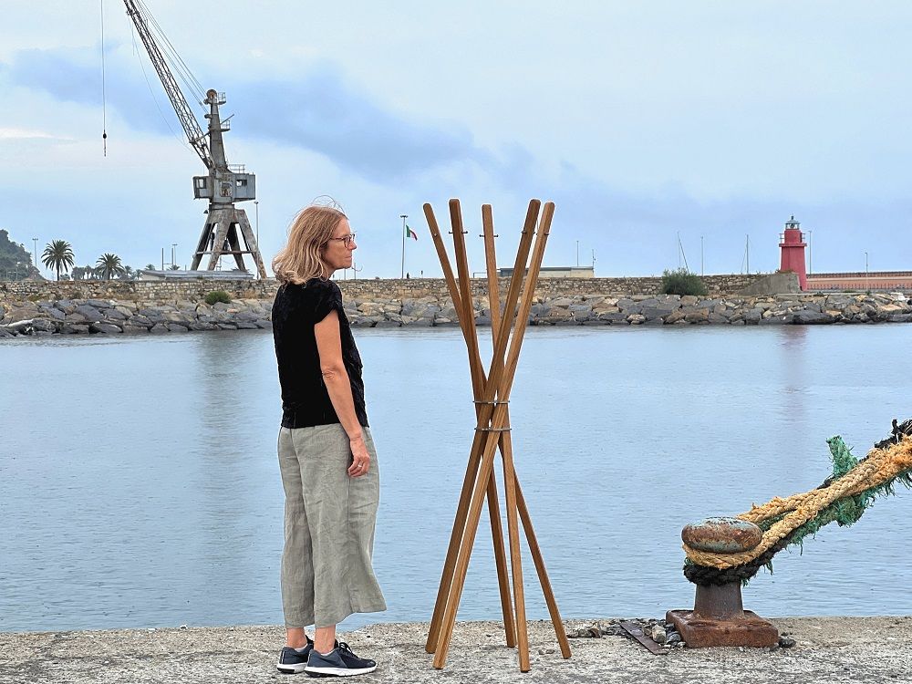 Mary Garderobenständer aus Eiche von Keilbach Designprodukte: Moderner Garderobenständer mit fünf Stäben vor Hafen.
