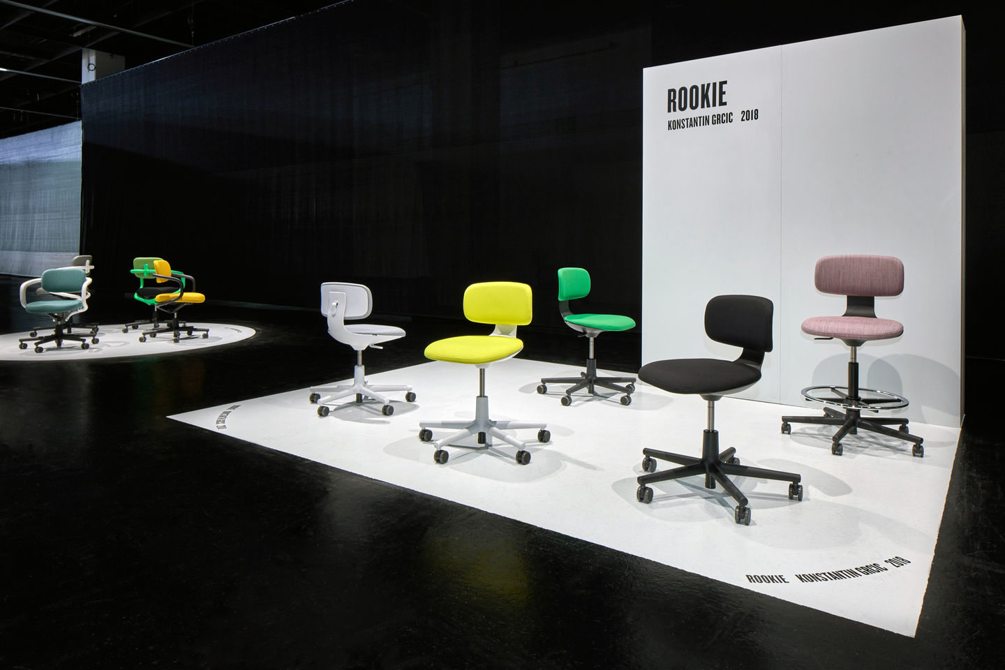 Ausstellung verschiedener farbiger Rookie Bürodrehstühle von Vitra, ergonomische Sitzmöbel mit Rollen und Rückenlehne.