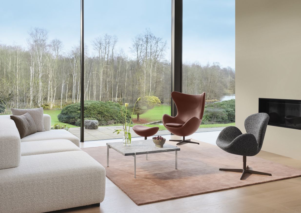 PK 61 Couchtisch Marmor Grau-Weiß von Fritz Hansen im modernen Wohnzimmer mit Designermöbeln.