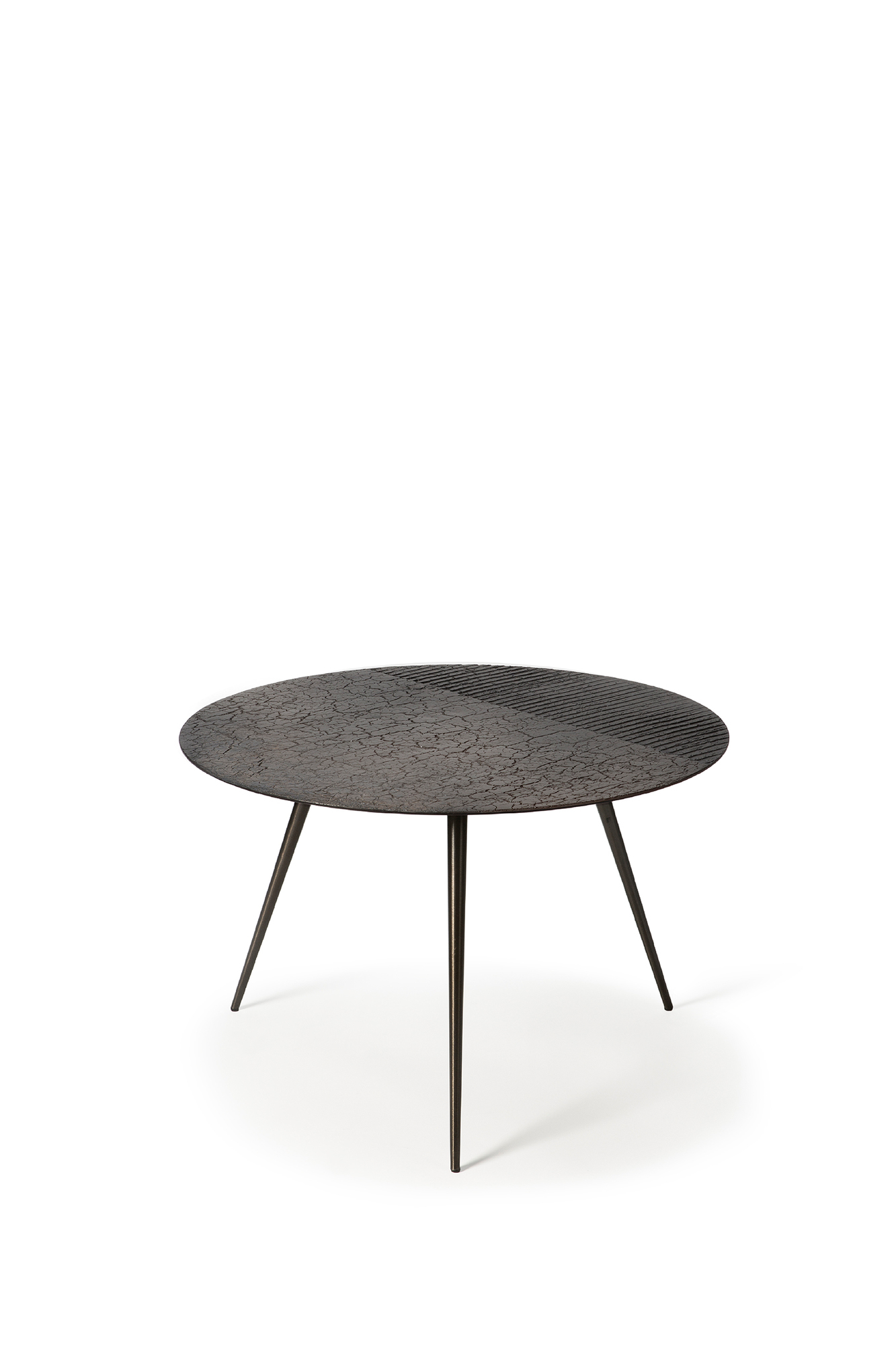 Runder Luna Couchtisch im Lava-Design von Ethnicraft mit drei filigranen Beinen.