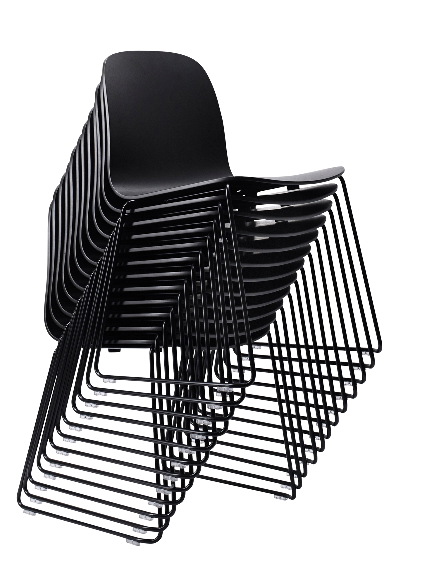 Stapel schwarzer Visu Chair Stühle von Muuto mit Kufengestell, modernes skandinavisches Design für Esszimmer und Büro.