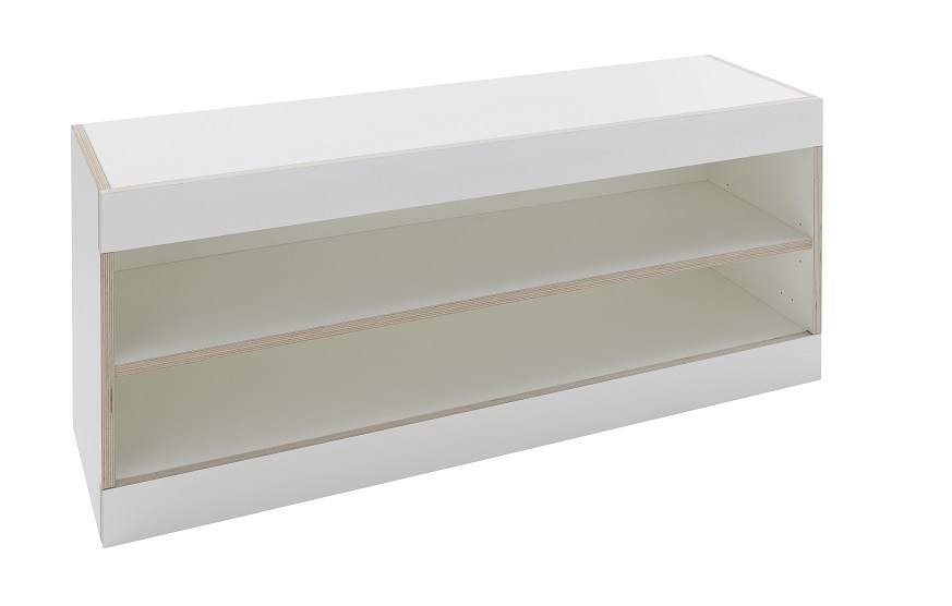 Weiße Flai Stauraumbank von Müller Möbelwerkstätten mit zwei offenen Fächern aus hellem Holz.