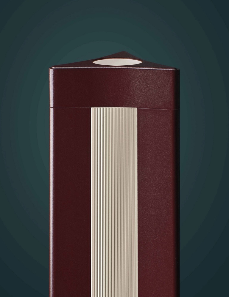 Detailaufnahme der Chiaroscura Stehleuchte von Foscarini, modernes Design mit braunem Korpus und goldenem Akzent.