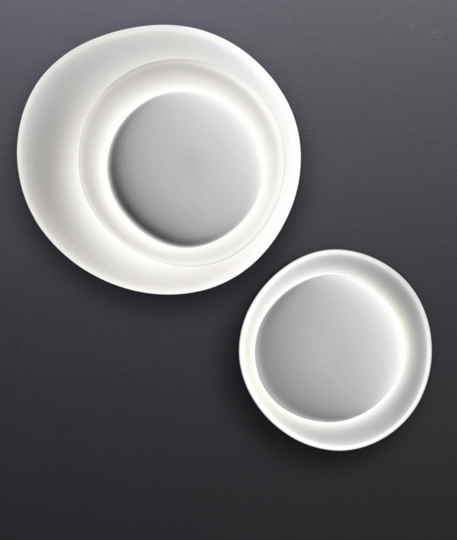 Weiße Bahia Wandleuchte von Foscarini mit LED-Beleuchtung, modernes Design für stilvolle Innenräume.