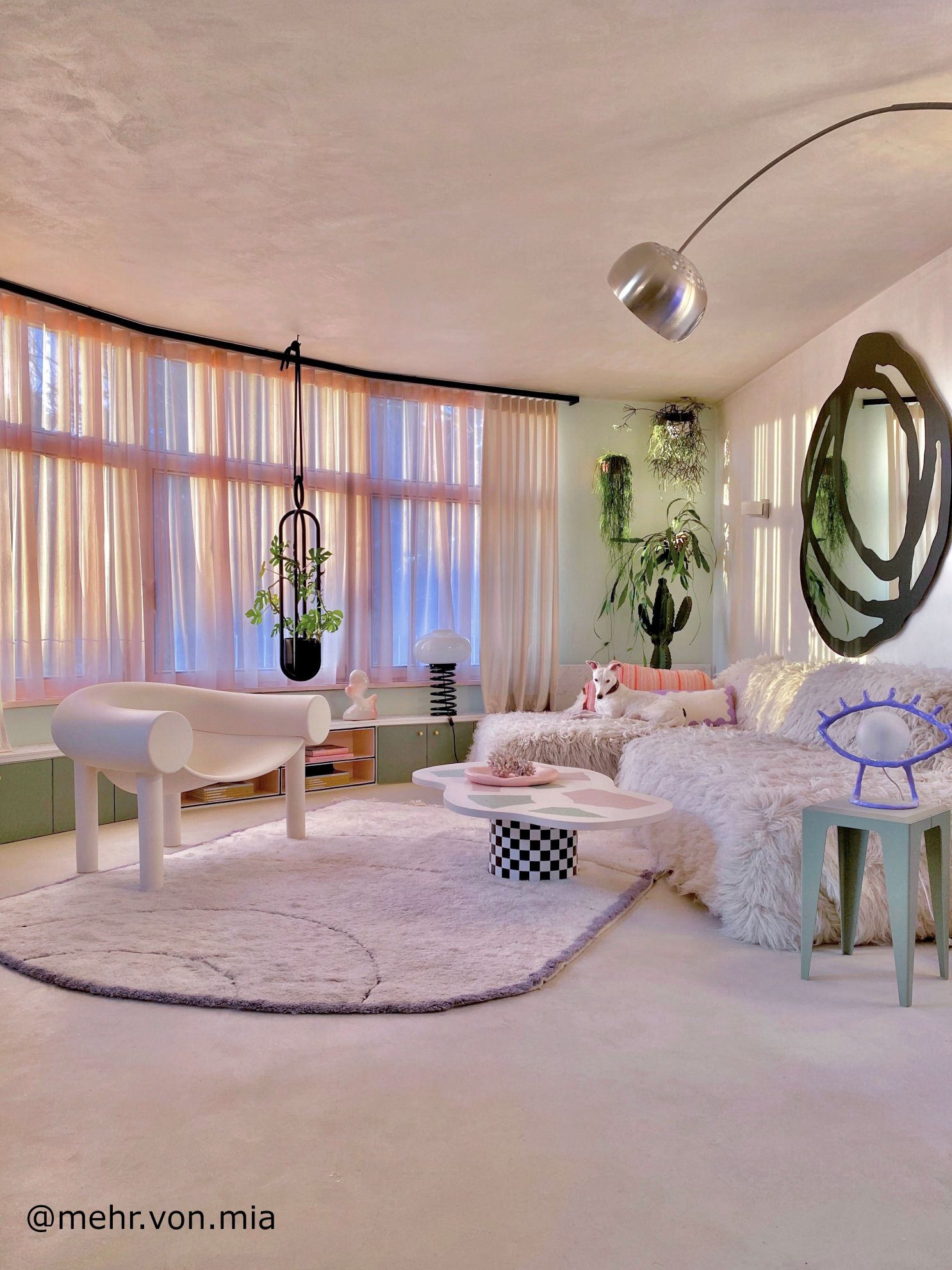 Weißer Lounge Sessel im hellen Wohnzimmer. Design Möbel und moderne Einrichtung.