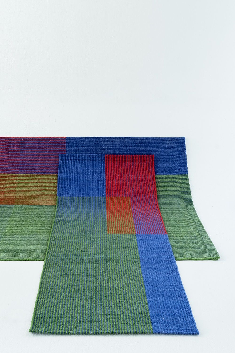 Detailaufnahme des Haze Runner Teppichs von Nanimarquina mit bunten Farbblöcken und feiner Textur.