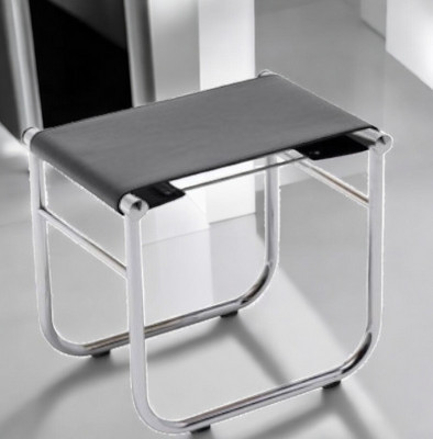 Cassina Hocker: Moderner Tabouret Hocker mit schwarzem Sitz und verchromtem Stahlrohr-Gestell.