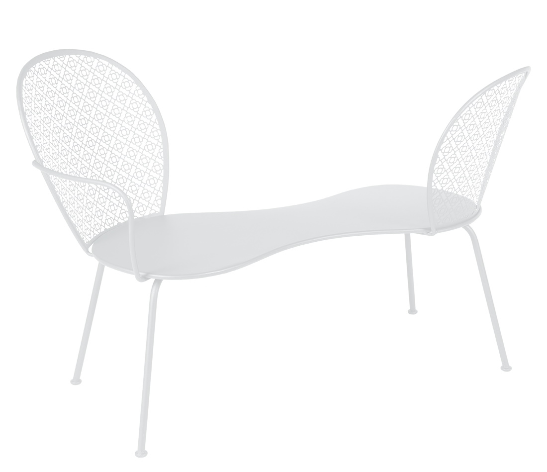Weiße Lorette Gartenbank von Fermob, ideal für Gespräche im Freien. Metallbank mit filigranem Muster.