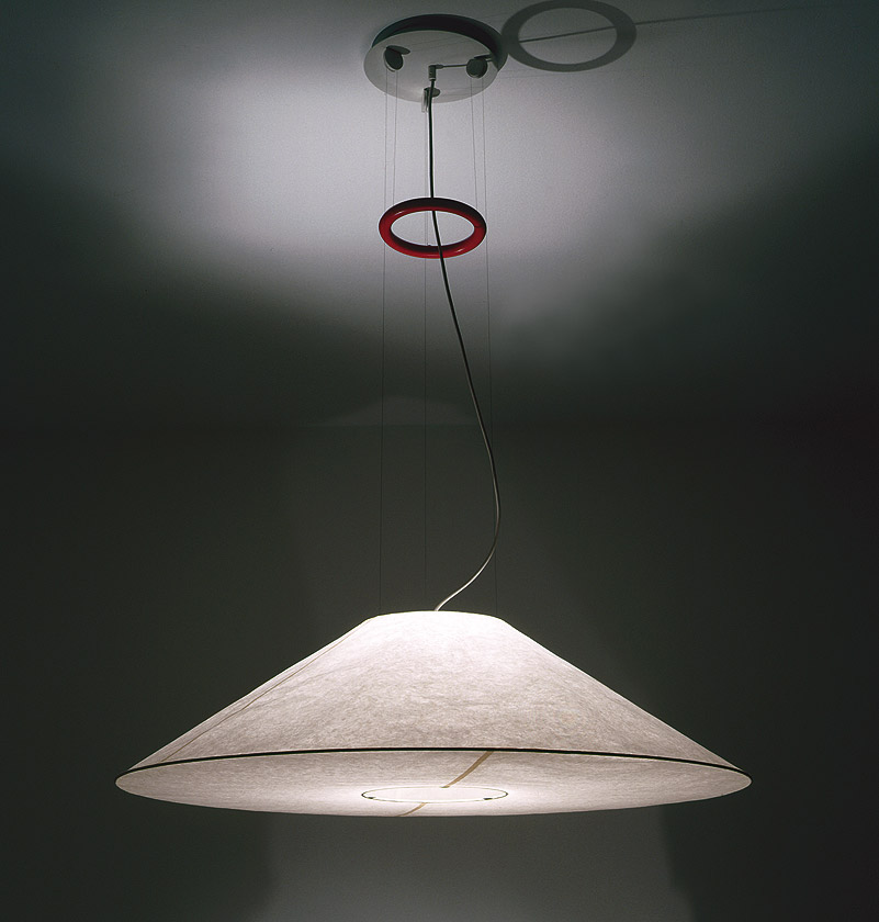 Maru Pendelleuchte von Ingo Maurer: Kegelförmige Hängelampe mit rotem Ring, modernes Design für Wohnräume.