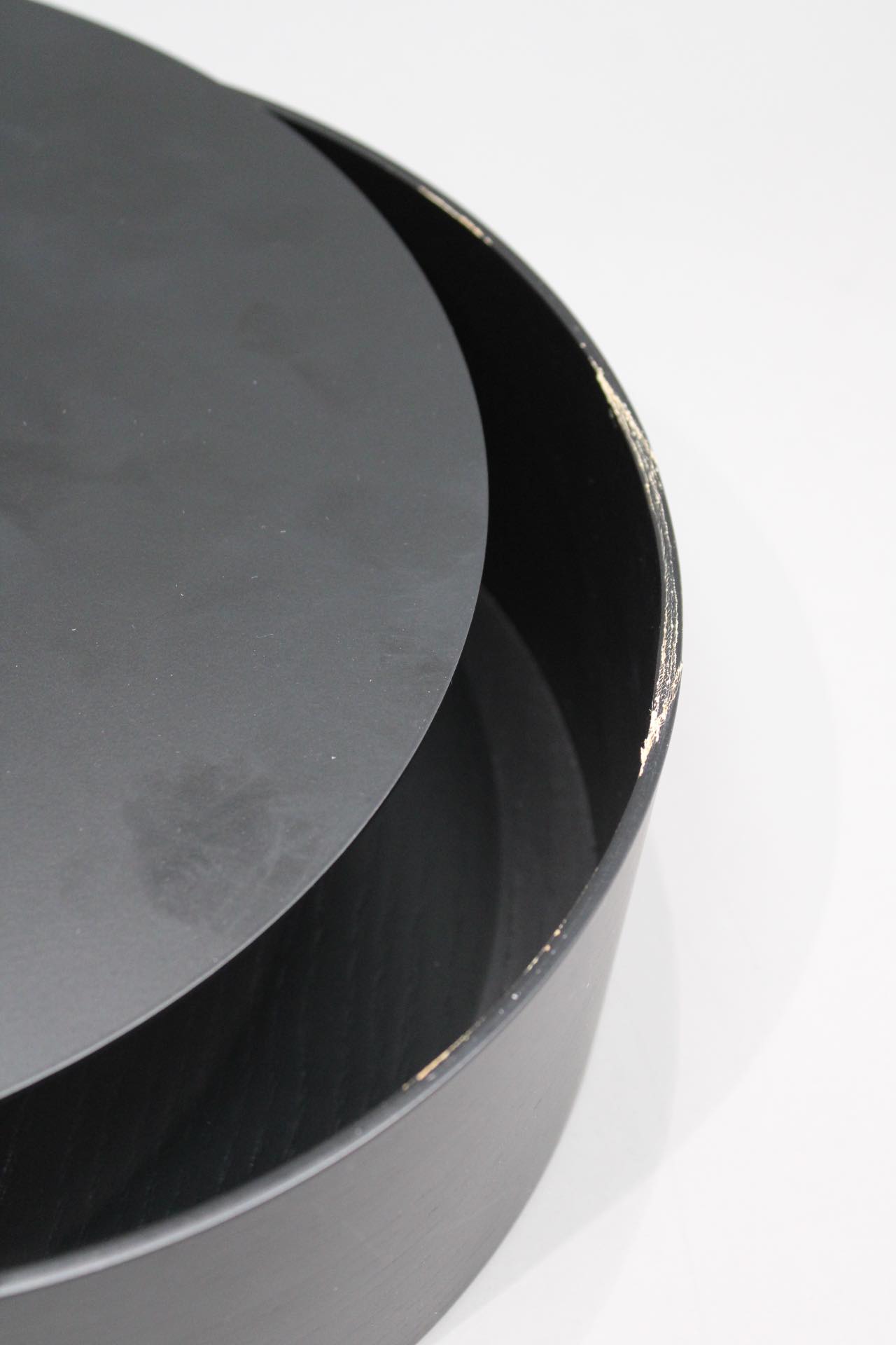 Detailaufnahme der schwarzen Wallie Wandschublade von Woud, ein Mängelexemplar mit leichten Beschädigungen am Rand.